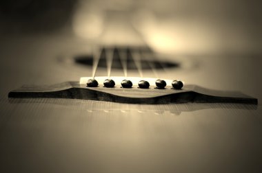 Çok sığ bir alan derinliğine sahip akustik gitar.