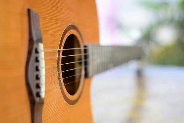 Detalj av akustisk gitarr med kort skärpedjup — Stockfoto