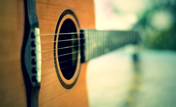Detail van akoestische gitaar met ondiepe scherptediepte — Stockfoto