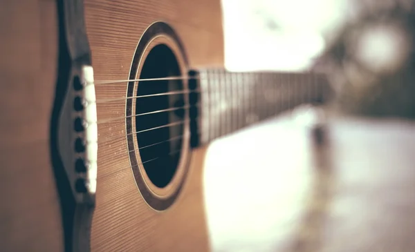 Detalhe da guitarra acústica com profundidade de campo rasa — Fotografia de Stock