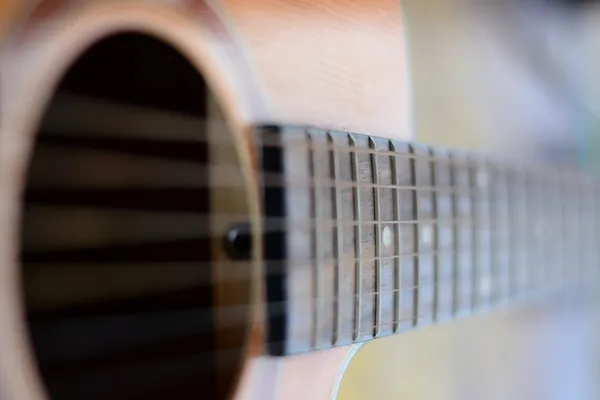 Detalhe da guitarra acústica com profundidade de campo rasa — Fotografia de Stock