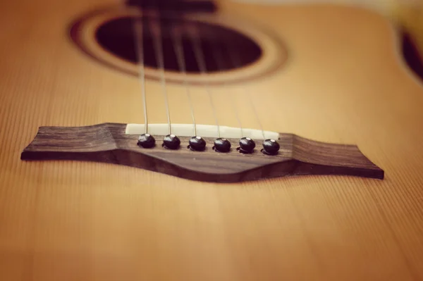 Акустическая гитара с очень малой глубиной резкости — стоковое фото