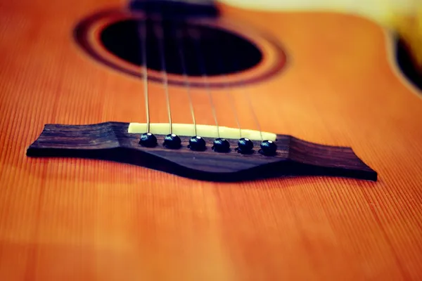 Akoestische gitaar met zeer ondiepe scherptediepte — Stockfoto