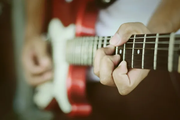 Guitarist plays — Stock Photo, Image