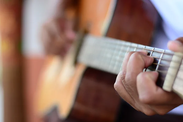 Guitarist plays — Stock Photo, Image