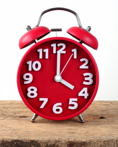 Despertador vermelho, mostrando o tempo — Fotografia de Stock