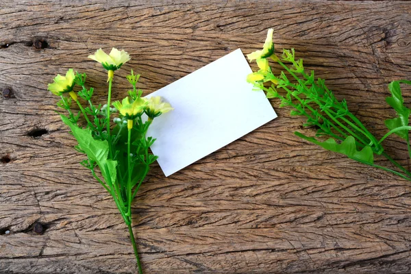 Leere Papierkarte mit Frühlingsblumen — Stockfoto