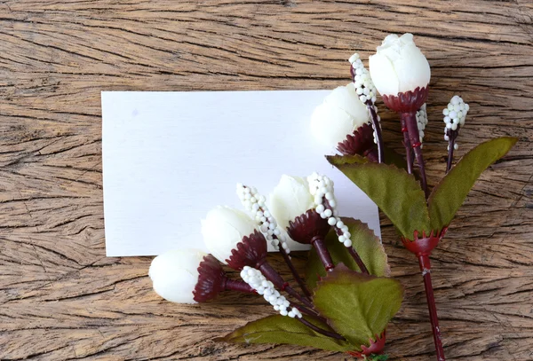 Cartão de papel vazio com flores de primavera — Fotografia de Stock