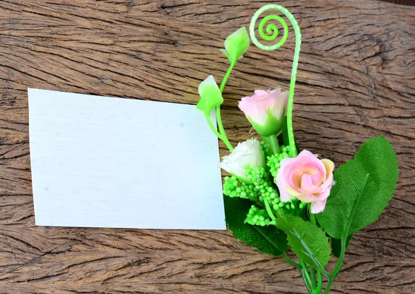 Tarjeta de papel vacía con flores de primavera —  Fotos de Stock