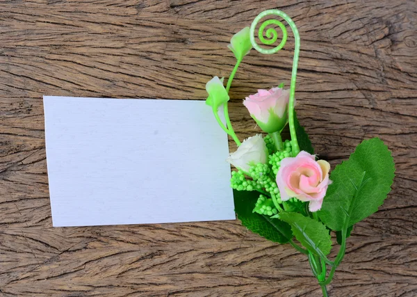 Bahar çiçekleri ile boş kağıt kartı — Stok fotoğraf