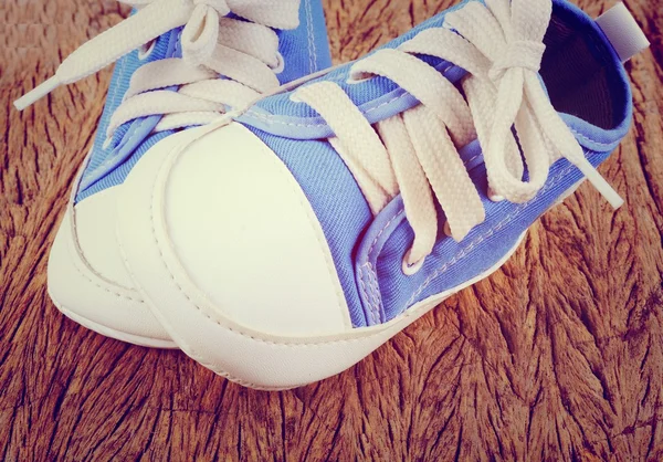 Baby sneakers on wood background — Stock Photo, Image