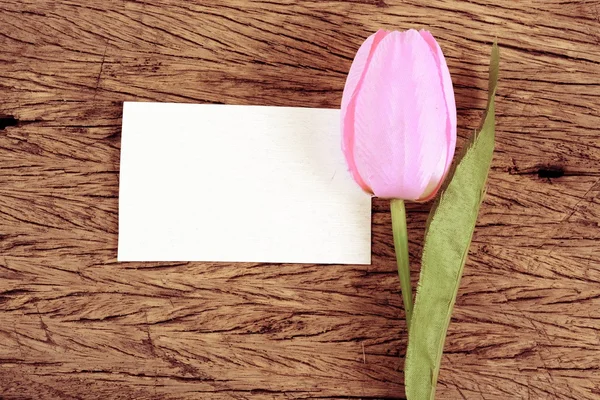 Tulipanes morados y tarjeta en blanco — Foto de Stock