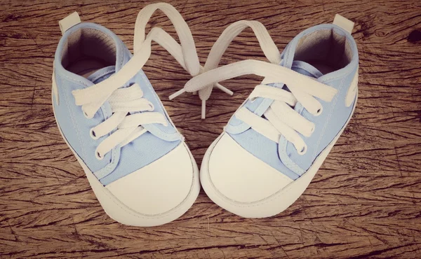 Πάνινα παπούτσια μωρό σε ξύλο φόντο — Φωτογραφία Αρχείου