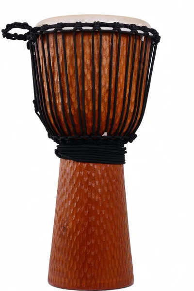 Djembe, percussão africana, tambor de madeira artesanal com pele de cabra — Fotografia de Stock