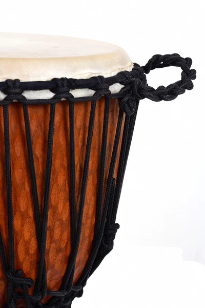 Djembe, percussão africana, tambor de madeira artesanal com pele de cabra — Fotografia de Stock