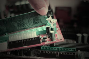 RAM bellek yuvasına anakart üzerine koyarak.