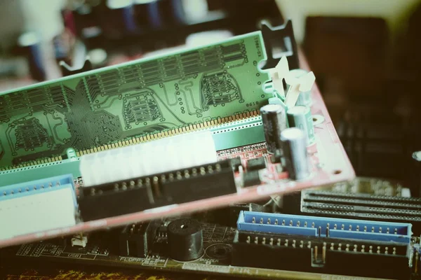 Colocando RAM no slot de memória na placa-mãe — Fotografia de Stock