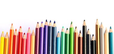 renkli kalemler üzerinde beyaz izole