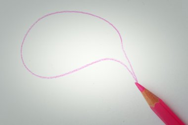 renkli kalemler üzerinde beyaz izole