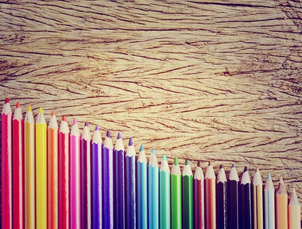 Lápis de cor sobre fundo de madeira — Fotografia de Stock