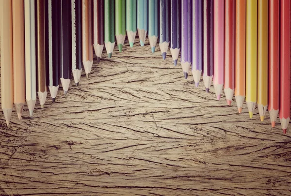 Lápices de color sobre fondo de madera —  Fotos de Stock