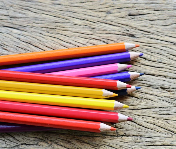Kleur potloden op hout achtergrond — Stockfoto