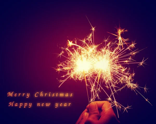 Weihnachts- und Neujahrsparty Wunderkerze auf Schwarz — Stockfoto