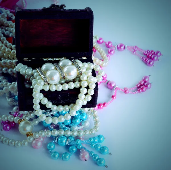 Vieille boîte en bois avec perl — Φωτογραφία Αρχείου