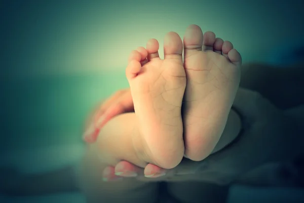 Close-up van pasgeboren baby voeten — Stockfoto