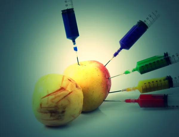 Apple and syringes isolated — Stock Photo, Image