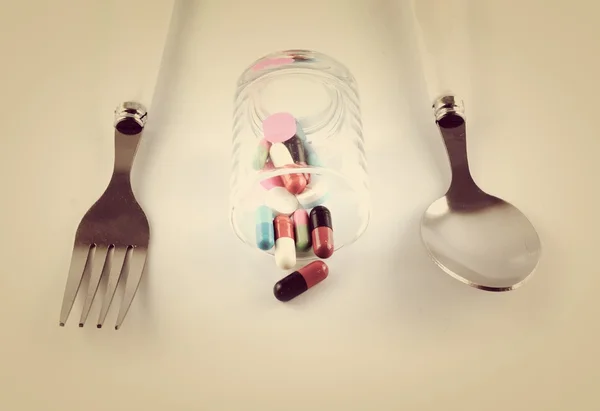 Cucchiaio forchetta con pillole — Foto Stock
