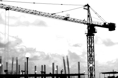 İnşaat alanında bir binanın üzerine vinç ile