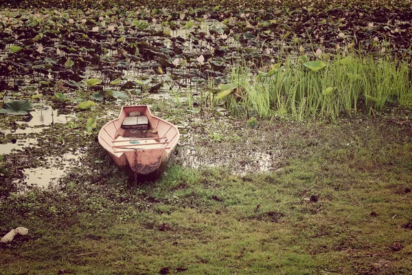 Antiguo barco en el estanque de loto — Foto de Stock