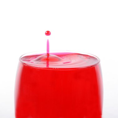 Bardaklara kırmızı şarap dök.