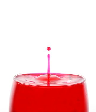 Bardaklara kırmızı şarap dök.