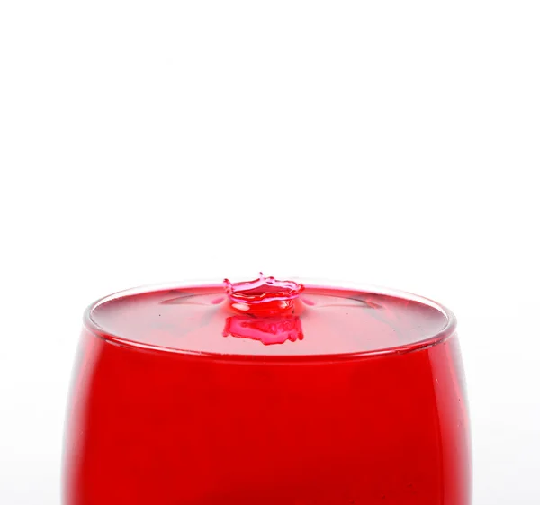 붉은 포도주를 유리잔에 붓는 모습 — 스톡 사진