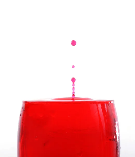 Χύνοντας κόκκινο κρασί σε ποτήρι — Φωτογραφία Αρχείου