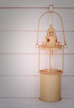 beyaz duvar eski benzin lambası