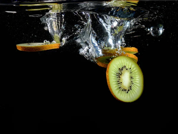 Stříkající kiwi ovoce na vodě — Stock fotografie