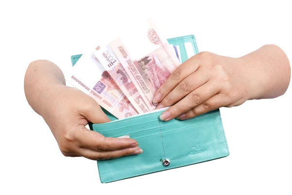 Kvinnliga händer - en väska blå, andra tar den bort sedlar fem tusen rubel, på vit bakgrund Royaltyfria Stockfoton