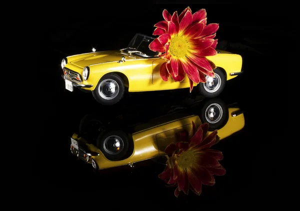 Passagerare bil konvertibla ljust gul, modell på en svart bakgrund — Stockfoto