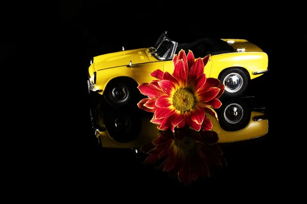 Coche de pasajeros descapotable amarillo brillante, modelo sobre fondo negro — Foto de Stock