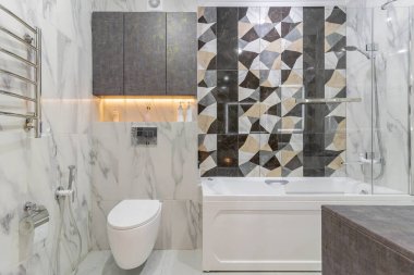 Duş perdesi, tuvaleti ve lavabosu olan bir banyo, hijyeni korumak ve ihtiyaçlarını gidermek için gereklidir..