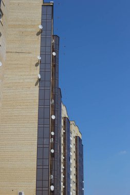 Mavi gökyüzüne karşı sıradan bir yerleşim yeri, yan görüş..