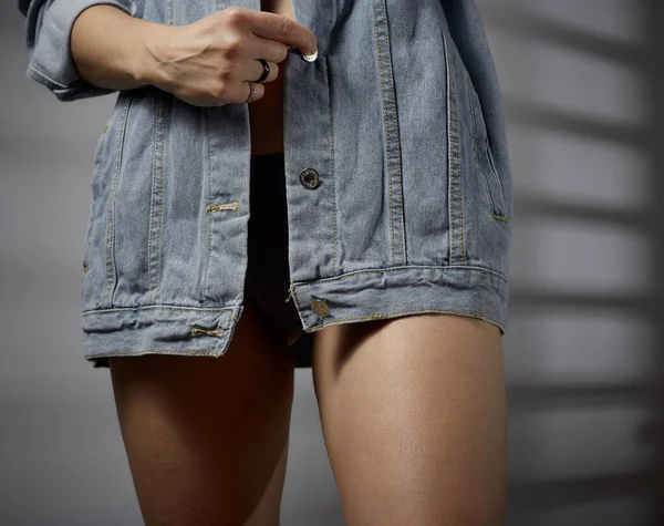 Menina Cabelos Escuros Posando Estúdio Uma Camisa Jeans — Fotografia de Stock