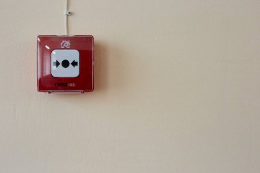 Yangın güvenlik düğmesi duvara sabitlendi. Kırmızı yangın düğmesi sirenleri açtı..