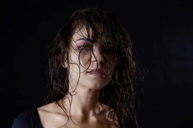 Şehvetli bir kız, stüdyoda siyah arka plan fotoğraf çekimi mankeni..