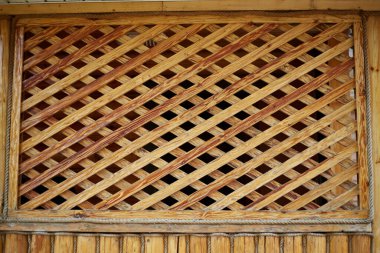 Verandadaki ahşap kafesin fotoğrafı ahşap desenli elmas şebeke..