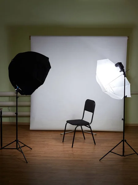 Uma Cadeira Fica Uma Sala Perto Fundo Branco Lado Equipamentos — Fotografia de Stock