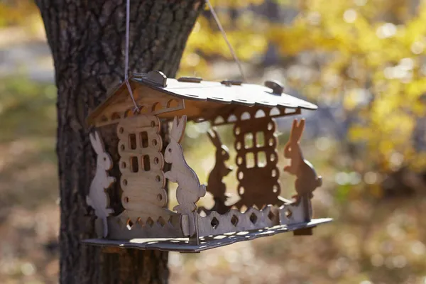 木彫りのフィーダー寒さの鳥の食べ物と木にかかって — ストック写真